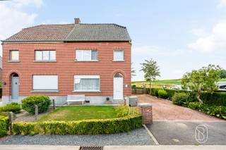 Charmante gezinswoning met grote tuin en prachtig open zicht in Lierde.Leuke gezinswoning op een prachtige, rustige ligging in het groene Lierde. De woning beschikt over 3 slaapkamers, een vernieuwde badkamer, een praktische keuken en een gezellige veranda. Buiten geniet je van een ruime tuin met tuinhuis, veel privacy en een prachtig panoramisch zicht over de omliggende weilanden.Dankzij het ruime perceel, de landelijke ligging en het aanwezige potentieel is dit een ideale woning voor wie rust, ruimte en comfort wil combineren, met alle voorzieningen binnen handbereik.Te koop bij Immo Beguin, met kantoren in Ronse, Waregem, Kortrijk, Lessines, Deinze, Doornik, Moeskroen en Nieuwpoort.Meer info of bezoek via info@immobeguin.be