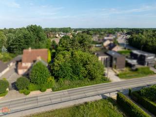 Op een uitstekende locatie te Beerzel bevindt zich deze bouwgrond van 932 m² voor een open bebouwing. U geniet hier van een goede bereikbaarheid in de nabijheid van winkels, scholen en het openbaar vervoer. <br /><br />Deze bouwgrond biedt verschillende stedenbouwkundige mogelijkheden. De render is ter indicatie en geeft een weergave van een mogelijke woning volgens de geldende bouwvoorschriften conform de verkaveling.<br /><br /><br />Voornaamste bouwvoorschriften:<br />- Bouwgrond voor open bebouwing<br />- Enkel eensgezinswoning<br />- Garage is toegelaten binnen het hoofdvolume of binnen de zone voor bijgebouwen.<br />- Max. kroonlijsthoogte 6,5 m<br />- Bouwdiepte max 17m<br />- Dakvorm vrij te kiezen<br />- Bijgebouw toegelaten<br /><br />Dit is een uitstekende opportuniteit als u op zoek bent naar een bouwgrond voor een open bebouwing op een toplocatie te Beerzel. Contacteer ons voor meer informatie op 0473/ 27 88 57 of neem een kijkje op www.boonstravastgoed.be . <br /><br />Bijzonderheden:<br />- Garage toegelaten<br />- Open bebouwing <br />- Perceel = 932 m²