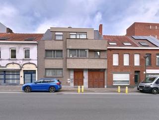 <p>Exclusief appartementsgebouw in het centrum bestaande uit een centrale inkomhal die toegang biedt tot:</p>
<ul>
<li>
<p>Gelijkvloers appartement met inkomhal en afzonderlijk toilet, ruime leefruimte met zit- en eethoek, uitgeruste keuken met eetplaats en aanpalende was-/bergplaats, volwaardige slaapkamer en ingerichte badkamer (ligbad met douchemogelijkheid en lavabomeubel).</p>
</li>
<li>
<p>Duplex appartement op de eerste verdieping, bestaande uit inkomhal met gastentoilet, riante leefruimte met eet- en zithoek, groot terras van ca. 35 m², volledig uitgeruste leefkeuken, bergruimte en bureel. Via trap of lift bereik je de tweede verdieping met master bedroom met ensuite badkamer (ligbad, douche en lavabomeubel), tweede en derde slaapkamer, aparte douchekamer met lavabo en trapluik naar de zolderruimte.</p>
</li>
</ul>
<p><b>Extra troeven:</b></p>
<ul>
<li>
<p>Energiezuinig (Label B)</p>
</li>
<li>
<p>Elektrische kantelpoort met doorrit naar de gemeenschappelijke tuin</p>
</li>
<li>
<p>2 garages met berging</p>
</li>
<li>
<p>Bruikbare vloeroppervlakte van 256 m² + 82 m²</p>
</li>
<li>
<p>Volledig onderkelderd</p>
</li>
<li>
<p>Lift aanwezig</p>
</li>
<li>
<p>Op wandelafstand van scholen, winkels, openbaar vervoer en centrum</p>
</li>
<li>
<p>Kwalitatief afgewerkt en instapklaar</p>
</li>
</ul>
<p>Deze woning is te koop ZONDER makelaar via het concept van Smart Houses! Inlichtingen of bezoek? Contacteer rechtstreeks de eigenaar via 0471/40.92.78</p>