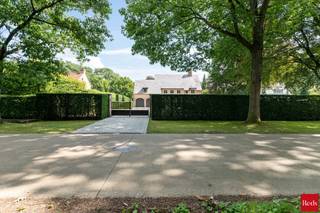 <p><strong>Statige villa met lift en luxueuze afwerking in residentiële wijk “Den Drijhoek” te Zoersel<br /></strong>In de exclusieve en residentiële woonwijk “Den Drijhoek” op de grens van Schilde bevindt zich deze uitzonderlijke villa uit 2007, afgewerkt met oog voor detail, hoogwaardige materialen en hedendaags comfort. De woning combineert een tijdloze landelijke architectuur met moderne technieken en een uitstekende energieprestatie (EPC A).</p>
<p>De villa is gelegen op een mooi aangelegd perceel en geniet van maximale privacy dankzij de volwassen tuin met ruim bijgebouw en stijlvolle omheining. De statige gevels, charmante daklijnen en royale oprit geven deze eigendom een bijzonder klassevolle uitstraling.</p>
<p><strong>Luxe, comfort en energiezuinigheid<br /></strong>Deze woning werd uitgerust met alle hedendaagse voorzieningen waaronder:</p>
<ul>
<li>Lift aanwezig</li>
<li>EPC-label A</li>
<li>Zonnepanelen</li>
<li>Airconditioning</li>
<li>Hoogrendementsketel</li>
<li>Domoticasysteem</li>
<li>Alarminstallatie</li>
<li>Sunscreens</li>
<li>Centraal stofzuigsysteem</li>
<li>Bevloeïngssysteem</li>
<li>Automatische garagepoorten</li>
<li>Kruipkelder</li>
<li>Laadstation in garage</li>
<li>Thuisbaterij</li>
</ul>
<p><strong>Indeling gelijkvloers<br /></strong>Via de stijlvolle inkomhal met vestiaire en gastentoilet betreedt u deze lichtrijke villa. De royale leefruimte bestaat uit een ruime eetkamer en een sfeervol salon met authentieke haard. Daarnaast bevindt zich een aparte tv-kamer voor extra comfort en gezelligheid.</p>
<p>De luxueus ingerichte leefkeuken is voorzien van hoogwaardige Miele-toestellen waaronder een inductiekookplaat en steamer. Aansluitend bevindt zich een praktische bijkeuken met toegang tot de lift en de dubbele inpandige garage.</p>
<p><strong>Eerste verdieping<br /></strong>De verdieping omvat meerdere ruime kamers met maatwerk en ingemaakte kasten.<br />Masterbedroom aan de tuinzijde met maatwerk schrijnwerkerij en grote ensuite badkamer, 2<sup>de </sup>kamer momenteel ingericht als logeerkamer met douchekamer, 3<sup>de</sup> multifuncionele kamer mogelijks om te vormen tot 2 slaapkamers.</p>
<p><strong>Volledig afgewerkte zolder<br /></strong>De ruime zolderverdieping werd reeds volledig afgewerkt en biedt bijzonder veel potentieel. Alle leidingen voor een bijkomende badkamer zijn reeds voorzien, waardoor hier eenvoudig nog twee extra slaapkamers kunnen worden ingericht.</p>
<p><strong>Exclusieve tuinbeleving<br /></strong>De prachtig aangelegde tuin vormt een oase van rust en privacy. Dankzij het automatische besproeiingssysteem en de verzorgde groenaanleg geniet u het hele jaar door van een perfect onderhouden buitenomgeving.</p>
<p>Achteraan bevindt zich een stijlvol bijgebouw met ingerichte buitenkeuken en apart toilet — ideaal voor ontspanning, zomeravonden en het ontvangen van gasten, perfecte kantoorruimte of eventueel extra logeerruimte.<br /><br />Voor meer info of een bezoek ter plaatsen neem contact op met Amparo via 0478 68 29 86 of amparo@reds.be</p>