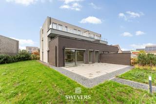 Interesse? Meer informatie op www.SWEVERS.be. - In Zolder, aan de Meylandtlaan 124 bus 2, vind je dit instapklare gelijkvloers appartement uit 2023 met een bewoonbare oppervlakte van maar liefst 208m². Dankzij twee aparte ingangen is het perfect geschikt om wonen en werken te combineren, zonder in te boeten op privacy. De polyvalente voorkamer van 23m² is ideaal als bureau of extra slaapkamer. De leefruimte van 54m² met open keuken baadt in het licht en biedt een prachtig zicht op de privatieve, volledig omheinde tuin met zuidoostelijke oriëntatie en robotmaaier. De ruime masterslaapkamer beschikt over een knappe inloopdressing voorzien van maatkasten. De centraal gelegen badkamer is uitgerust met een inloopdouche, lavabo en toilet. Extra troeven zijn het tweede gastentoilet, een aparte wasberging, ingebouwde maatkasten. Het appartement geniet van een volledig private kelder van 31m² en maar liefst drie private autostaanplaatsen (2 buiten en 1 in de ondergrondse parkeergarage met extra berging). Elektrische rolluiken en speciale veiligheidsdeuren zorgen voor extra comfort. Gelegen op wandelafstand van winkels, scholen, natuur en openbaar vervoer. Voor meer informatie, bel 011 255 155. Bron bewoonbare oppervlakte: EPC – verslag.<br /><br /><br /><br /><br /><br /><br /><br />Bel ons vandaag nog voor een persoonlijke rondleiding. Wij van Swevers Real Estate helpen je maar al te graag verder. tel. 011 255 155. Bron bewoonbare oppervlakte: EPC-verslag.