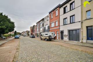 <p><span>In de populaire wijk Groenenhoek in Berchem vinden we dit gezellige 1-slk appartement op de 1ste verdieping van een klein gebouw.</span></p><p><span> </span></p><p><span>Het appartement werd goed onderhouden en is instapklaar dankzij:</span></p><p><span> </span></p><p><span>- Keuken en badkamer reeds vernieuwd</span></p><p><span>- Elektriciteit conform</span></p><p><span>- EPC B, dak reeds geïsoleerd met 10cm isolatie, ramen met 1.0 isolatiewaarde</span></p><p><span>- Geen asbest</span></p><p><span> </span></p><p><span>Indeling:</span></p><p><span> </span></p><p><span>Me de trap bereiken we het appartement op de 1ste verdieping.</span></p><p><span>De gezellige living op houten vloer bevindt zich aan de achterzijde van het gebouw.</span></p><p><span>De volledig ingerichte keuken is uitgerust met een oven, ijskast, vaatwasmachine, dampkap en elektrisch kookvuur.</span></p><p><span> </span></p><p><span>Ook de badkamer is pico bello in orde en beschikt over een douche, een enkele lavabo en toilet.</span></p><p><span>Verder is er nog de slaapkamer, eveneens op plankenvloer.</span></p><p><span> </span></p><p><span>Tot slot is er in de kelderverdieping een handige berging inbegrepen in de prijs!</span></p><p><span> </span></p><p><span>Troeven:</span></p><p><span> </span></p><p><span>- instapklaar appartement</span></p><p><span>- recent gerenoveerd</span></p><p><span>- geen asbest</span></p><p><span>- AREI conform</span></p><p><span>- lage vaste kosten (licht in de gang en brandverzekering)</span></p><p><span> </span></p><p><span>Nuttige informatie:</span></p><p><span> </span></p><p><span>Het appartement wordt momenteel verhuurd.</span></p><p><span>EPC: 287 kWh/m2 jaar</span></p><p><span>Oppervlakte indicatief volgens opmeting EPC.</span></p><p><span> </span></p><p><span>Voor een bezoek ter plaatse kan u ons contacteren op het nummer 03 449 42 41 of mail ons via hallo@habicom.be</span></p><p><span>Benieuwd naar de waarde van jouw woning? Check het gratis op www.watismijnhuiswaard.be</span></p><p><span> </span></p>