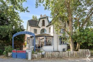<p><span><strong>Authentieke interbellumvilla aan zee</strong></span></p><p><span>In Westende-Bad, vlak bij de vernieuwde zeedijk, bevindt zich Villa des Roses, het voormalige Villa Hotel Isba. Dit karaktervolle pand uit het interbellum (1919-1930) ademt geschiedenis en charme, met prachtige authentieke elementen zoals een indrukwekkende trappenhal, glas-in-loodramen, visgraatparket en een sfeervolle open haard.</span></p><p><span>De keuken en leefruimte werden gerenoveerd met respect voor het oorspronkelijke karakter.</span></p><p><span>Het gelijkvloers omvat een inkomhal, bar, keuken en ruime leefruimte. Op de eerste en tweede verdieping bevinden zich telkens drie slaapkamers, elk met een eigen badkamer. De eerste verdieping beschikt bovendien over een apart toilet op de overloop.</span></p><p><span>Op niveau -1 vindt u de volledig ingerichte voormalige hotelkeuken, twee toiletten en diverse bergings- en ontspanningsruimtes.</span></p><p><span>De villa beschikt over een tuin rondom, een tuinhuis, verwarming op aardgas en uitschuifbare brandtrappen aan de buitenzijde. De meeste ramen beschikken over dubbele beglazing; de ramen op de bovenste verdiepingen werden vernieuwd.</span></p><p><span>Dankzij de indeling en de ligging biedt dit pand tal van mogelijkheden als karaktervolle woning, B&B of hotel, mits de vereiste stedenbouwkundige toelatingen.</span></p><p><span>Strand, zeedijk, winkels, restaurants en kusttram bevinden zich op wandelafstand. Een unieke opportuniteit voor wie droomt van een charmant pand aan de Belgische kust!</span></p><p><span><strong>Interesse?</strong> Contacteer Roets Vastgoed voor meer informatie of een bezoek.</span></p><p><span>0470 34 20 25 | </span><span>karel@roetsvastgoed.be</span></p>