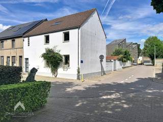 <p>Energiezuinige halfopen bebouwing op een rustige doch centrale locatie bestaande uit een inkomhal met afzonderlijk toilet, lichtrijke leefruimte, ruime keuken met eetplaats, praktische koele berging, ingerichte badkamer (douche, lavabo en aansluiting wasmachine) en een supergezellige tuin met leuke zonneterrassen (deels overdekt) en praktische tuinbergingen.</p>
<p>De tuin is ook voorzien van een poort die de mogelijkheid biedt voor het oprijden van een wagen of uitweg biedt voor fietsen of groenafval.</p>
<p>Op het verdiep zijn 4 volwaardige slaapkamers, bergruimte en een vaste trap naar de geïsoleerde zolder die de mogelijkheid biedt om extra slaapkamer(s) bij te creëren.</p>
<p>Extra troeven:</p>
<ul>
<li>Energiezuinig</li>
<li>Conforme keuring elektriciteit</li>
<li>Dubbele beglazing en CV op gas</li>
<li>Prachtig aangelegde tuin</li>
<li>In de nabijheid van scholen, winkels en openbaar vervoer</li>
<li>Instapklaar</li>
</ul>
<p>Deze woning is te koop ZONDER makelaar via het concept van Smart Houses! Wenst u verdere inlichtingen of bezoek? Contacteer rechtstreeks de eigenaar via 0477/34.27.05</p>