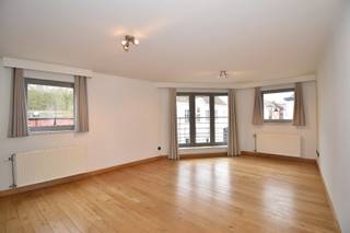 Het appartement is gelegen op de 1ste verdieping in het centrum van Maldegem op wandelafstand van het gemeentelijk park.<br />In de nabije omgeving van openbaar vervoer, horeca, winkels, school, kinderopvang, sportplein ....<br />Goede aansluiting naar expresweg E34 - Antwerpen/Knokke.<br />Indeling: <br />inkom, lichtrijke woonkamer met aanpalend balkon, keuken, berging/wasplaats, badkamer (ligbad met douchescherm en lavabomeubel), toilet, 1 slaapkamer. Er is een afgesloten garage op het gelijkvloers.<br />C.V. op aardgas - EPC 102.<br />huurprijs: 750,00 EUR per maand voor appartement + garage, geen gemeenschappelijke kosten.<br />Het appartement is mooi afgewerkt met parket in inkom, living en slaapkamer. <br />Wenst u een bezichtiging, neem dan contact op het nummer 050/71.15.00 of stuur een mail naar immo@deruyter.be.