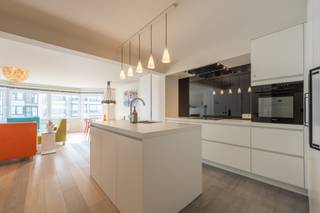 Prachtig gerenoveerd appartement op de Lippenslaan in Knokke<br />Gelegen vlak in het centrum van Knokke, biedt dit prachtig gerenoveerde appartement alles wat je zoekt: stijl, comfort en een perfecte ligging. Bij winkels, restaurants en op wandelafstand van het strand.<br />Indeling:
<ul>
	<li>Ruime en uitnodigende inkomhal met handige ingemaakte kasten</li>
	<li>Moderne open keuken met kookeiland, volledig uitgerust met topapparatuur van het merk Miele</li>
	<li>Lichtrijke en comfortabele woonkamer met eet- en zithoek, met uitzicht op de Lippenslaan</li>
	<li>Twee royale slaapkamers, beide voorzien van praktische inbouwkasten</li>
	<li>Extra slaapruimte in de tweede slaapkamer met 2 extra bedden, ideaal voor gasten of kinderen</li>
	<li>Elegante badkamer met inloopdouche en wastafel</li>
	<li>Apart gastentoilet </li>
</ul>
Gelegen op de prestigieuze Lippenslaan, centraal in Knokke en dicht bij alle voorzieningen<br />Recent volledig gerenoveerd met hoogwaardige afwerking, instapklaar, zorgvuldig ingericht met veel bergruimte.<br />Dit appartement is ideaal voor wie op zoek is naar een stijlvolle, functionele woning in een gewilde omgeving.<br />Neem contact met ons op voor meer informatie of om een bezichtiging te plannen!<br />Ref. A1041