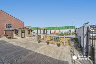 Bent u op zoek naar een ruime woning waar plaats geen probleem is? Deze halfopen bebouwing in Oostende is een bijzonder interessante eigendom voor wie houdt van ruimte en vooral veel praktische opbergruimte. Met een bruikbare vloeroppervlakte van circa 154 m², twee slaapkamers (mogelijkheid tot drie), twee badkamers, een dressing, veranda én meerdere afzonderlijke bergingen biedt deze woning een verrassend ruime en veelzijdige indeling.<br /><br />Via de inkomhal komt u binnen in een praktische woning met een aangename leefruimte. De ruime woonkamer beschikt over een gezellige houtkachel en biedt dankzij de grote raampartijen voldoende lichtinval. Aansluitend bevindt zich de keuken, uitgerust met onder meer een oven, keramische kookplaat, dampkap en vaatwasmachine. De woning beschikt daarnaast over een afzonderlijke wasplaats, verschillende bergingen en een extra slaapkamer met ensuite badkamer op het gelijkvloers.<br /><br />Wie nood heeft aan veel stockage- of hobbyruimte zal hier ongetwijfeld de mogelijkheden zien. Naast de bergingen in de woning beschikt de eigendom ook over een ruime externe berging en een groot tuinhuis. Fietsen, gereedschap, tuinmateriaal, hobbybenodigdheden of andere spullen kunnen hier gemakkelijk een vaste plaats krijgen.<br /><br />Op de eerste verdieping bevinden zich twee ruime slaapkamers. De grootste slaapkamer beschikt bovendien over een aparte dressing, wat zorgt voor extra comfort en opbergruimte. Daarnaast is er een tweede badkamer met inloopdouche, toilet en lavabo in meubel.<br /><br />Ook buiten biedt de woning de nodige mogelijkheden. De ruime buitenruimte is voorzien van een toegangspoort en sluit rechtstreeks aan op het tuinhuis en de bijkomende berging. <br /><br />Interesse? Contacteer ons en plan uw bezoek in!