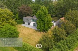 Ben jij op zoek naar een ruime woning op een perceel van maar liefst 6.095 m² in Kruishoutem? Gevonden!<br /><br />De uitzonderlijk grote tuin, de drie slaapkamers, de twee badkamers en de volledig afgewerkte leefruimte en keuken zijn maar enkele van de vele troeven die we hier terugvinden. Dankzij de ligging vlakbij de E17 geniet je bovendien van een uitstekende bereikbaarheid richting Gent, Kortrijk en de omliggende gemeenten.<br /><br />Deze eigendom biedt een unieke combinatie van een ruim perceel en een bijzonder vlotte verbinding, ideaal voor wie ruimte zoekt zonder in te boeten op bereikbaarheid.<br /><br />Lijkt deze woning wel iets voor jou? Aarzel dan zeker niet en contacteer ons vandaag nog voor meer informatie of een bezoek!