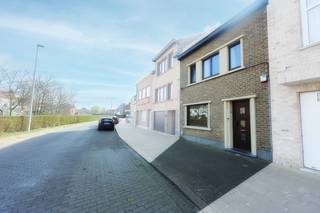 Cette maison mitoyenne, prête à emménager, est située au calme au 136, rue Nukkerstraat à Bredene, dans une rue agréable et peu passante. Grâce à...