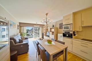 📍 Golfstraat 12, BredeneOp zoek naar een lichtrijk appartement op een unieke ligging aan zee? Dit perfect onderhouden appartement in de Golfstraat...