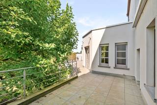 <p>Commercieel gelegen karaktervol handelspand met woonst, strategische topligging met visibiliteit. <br /><br />Perfect onderhouden handelspand met woonst: <br />INDELING: inkom, groot kantoor/winkel/praktijk, dubbele garage, overdekt terras, en leuke tuin, onderkelderd. <br />WOONST: aparte inkom, gezellige grote lichtrijke leefruimte, geïnstalleerde keuken met extra ontbijthoek, aanpalend groot zonneterras, toilet, berging en wasplaats, 5 ruime slaapkamers en 2 badkamers. <br /><br />TROEVEN: perfect onderhouden, zonnepanelen, driedubbele beglazing, kwalitatieve afwerking. <br /><br />Bezoek na afspraak met IMMO BEGUIN: info@immobeguin.be</p>