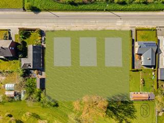 3 ruime villaloten te koop in Anzegem, met mogelijk 6% btwLangs de Vichtsesteenweg in Anzegem bieden wij drie ruime villaloten aan in een nieuwe verkaveling.De percelen hebben een oppervlakte van ongeveer 975 m² en zijn bestemd voor open bebouwing. Dankzij de bouwvoorschriften is een gevelbreedte tot 13,5 meter en een bouwdiepte tot 20 meter mogelijk. Zo krijgt u alle ruimte om een royale gezinswoning of stijlvolle villa te realiseren, met veel vrijheid in ontwerp en indeling.Deze 3 loten met respectievelijke oppervlaktes van 978 m² – 975 m² en 978 m² komen elk op 235.000 € per lot.Een extra troef is het mogelijke verlaagde btw-tarief van 6% bij afbraak en heropbouw, mits voldaan wordt aan de geldende voorwaarden. Dat maakt bouwen vandaag extra aantrekkelijk.De bouwvoorschriften en bijkomende informatie zijn beschikbaar op aanvraag.Interesse in deze mooie bouwkansen in Anzegem? Neem gerust contact met ons op voor meer informatie of een bezoek ter plaatse.*Wordt verkocht met bouwverplichting.
