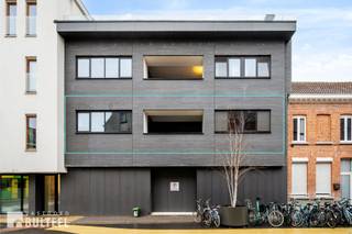 Dit modern, industrieel afgewerkte appartement met twee slaapkamers combineert strak design met comfortabel wonen. Volledig vernieuwd in 2018 en...