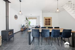 Op zoek naar een lichtrijke woning met ruimte, comfort en een open uitzicht? Deze halfopen bebouwing op de stadsrand van Ieper...