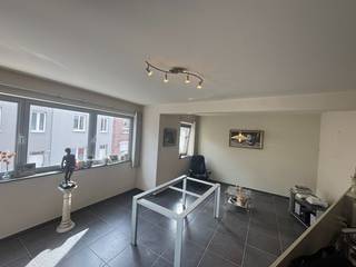 Op zoek naar een comfortabel appartement op een centrale ligging? Dan is dit gezellige en praktisch ingedeelde appartement in Zottegem zeker een bezoek waard!<br />Het appartement beschikt over een lichtrijke leefruimte met open, volledig ingerichte keuken, ideaal voor wie houdt van een aangename woonomgeving. Daarnaast is er een overdekt terras waar u in alle rust kunt genieten van een kop koffie of een ontspannen moment.<br />Met twee slaapkamers biedt dit appartement verschillende mogelijkheden: gebruik het als twee volwaardige slaapkamers of richt één kamer in als een ruime dressing of bureau. Verder beschikt het appartement over een aparte toiletruimte en een verzorgde badkamer met douche, lavabo en bidet.<br />Extra troeven zijn de private garage met automatische poort en de ondergrondse berging met aansluiting voor een wasmachine.<br />Dankzij de uitstekende ligging vlak bij het treinstation en op wandelafstand van het centrum van Zottegem geniet u van een vlotte bereikbaarheid en alle voorzieningen binnen handbereik. Hierdoor is dit appartement niet alleen ideaal voor starters, maar ook een uitstekende investering met aantrekkelijk verhuurpotentieel.<br /><strong>Interesse?</strong> Contacteer ons vandaag nog of reserveer uw plaats op de bezoekdag van <strong>27 juni tussen 10u en 12u</strong>.<br />📧 Mail naar: <strong>wim@vastgoeddw.be</strong> of bel 0479/91 91 32
