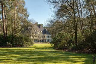 Exclusief landgoed op toplocatie nabij het centrum van BrasschaatOp een uitzonderlijk gunstige locatie, vlakbij het centrum van Brasschaat, bevindt...