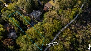 <p><strong><span>Uniek perceel van 1.538 m² met directe toegang tot de heide</span></strong></p>
<p><span>Droom je van rust, natuur en privacy? Dan is dit uitzonderlijke perceel van maar liefst </span><strong><span>1.538 m²</span></strong><span> precies wat je zoekt. Gelegen in een groene en rustige omgeving, biedt dit terrein een </span><strong><span>rechtstreekse ingang tot de heide</span></strong><span>, ideaal voor natuurliefhebbers, wandelaars en wie houdt van een open, ongerepte omgeving.</span></p>
<p><span>Op het perceel bevindt zich een </span><strong><span>klein, charmant oud huisje</span></strong><span>, dat mogelijkheden biedt voor renovatie of een totaal nieuw project (onder voorbehoud van de geldende stedenbouwkundige voorschriften). </span></p>
<p>Het perceel is gelegen in woongebied en in RUP Woonbos.<br /><br /><span>De troeven op een rij:<br /></span> -<strong>Ruim perceel van 1.538 m²<br /></strong>-<strong>Directe toegang tot de heide<br /></strong>-Rustige en groene ligging met veel privacy</p>
<p><span>Een zeldzame opportuniteit voor wie wil wonen of investeren op een toplocatie in het groen. Vraag de voorschriften op bij ons kantoor.</span></p>