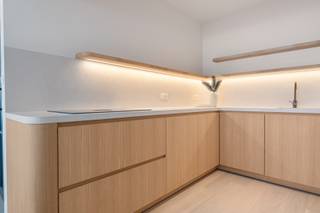 [[ DIT PAND NEEMT DEEL AAN DE ERA OPEN HUIZEN DAG OP 19/9 VAN 14:30 TOT 15:30 ]] <strong>De Panne: Exclusief luxueus appartement met frontaal zeezicht te koop</strong><br /><br />Op een absolute toplocatie aan de Zeedijk van De Panne bevindt zich dit exclusieve, tot in de kleinste details gerenoveerde appartement in de goed onderhouden Residentie Miranmar. <br /><br /><strong>Indeling</strong><br />Via de inkomhal betreedt u de lichtrijke leefruimte met een stijlvolle, volledig uitgeruste open keuken. Terwijl u kookt, geniet u van een uniek frontaal uitzicht op zee. De ruime woon- en eetkamer sluit naadloos aan op het volwaardige terras. Verder beschikt het appartement over een afzonderlijk gastentoilet, een elegante badkamer met een ruime inloopdouche en 3 volwaardige slaapkamers.<br /><br /><strong>Troeven</strong>
<ul><li><strong>Exclusieve ligging: </strong>Frontaal op de Zeedijk, op wandelafstand van winkels, restaurants en het centrum.</li><li><strong>Luxueuze afwerking: </strong>Hoogwaardige materialen en een verfijnde afwerking tot in de kleinste details.</li><li><strong>Adembenemend uitzicht: </strong>Geniet elke dag van een uitzonderlijk frontaal zeezicht vanuit de leefruimte, de open keuken én het ruime terras.</li></ul>
<br />Interesse in dit uitzonderlijke appartement aan zee? Contacteer ons voor meer informatie of plan vandaag nog uw bezoek.