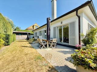 <p>Droom je ervan om elke dag wakker te worden in een rustige villawijk, vlakbij strand, zee, duinen, de natuur en surfclub Windekind achter je hoek? Dan voelt deze charmante open bebouwing in de rustige Doornlaan meteen aan als thuiskomen. Hier woon je in alle rust en privacy, terwijl je vlakbij de kusttram, gezellige restaurants, winkels en de levendige zeedijk zit.<br /><br />Deze uitstekend onderhouden laagbouwvilla werd door de jaren heen met veel zorg onderhouden + vernieuwd en is volledig instapklaar. Dankzij de praktische indeling bevindt alles zich op het gelijkvloers, waardoor de woning bijzonder comfortabel is voor wie er vandaag én in de toekomst zorgeloos wil wonen. De lichtrijke leefruimte met grote raampartijen vormt samen met de moderne open keuken het warme hart van de woning. Hier geniet je van gezellige familiemomenten, rustige ochtenden met een kop koffie of lange (bbq)avonden met vrienden, steeds met een aangename connectie naar de zonnige tuin.<br /><br />Ook op praktisch vlak laat deze woning niets te wensen over. Je beschikt over drie slaapkamers, waarvan één perfect dienst kan doen als logeerkamer, hobbyruimte of thuiskantoor. De vernieuwde badkamer, de garage, de rolluiken en de kwalitatieve afwerking zorgen ervoor dat je zonder zorgen kan verhuizen en meteen genieten. Bovendien werd de woning energetisch verbeterd met degelijke isolatie, een recente verwarmingsinstallatie op aardgas en zonnepanelen die een mooie bijdrage leveren aan een lagere energiefactuur.<br /><br />Buiten geniet je van een zonnige, onderhoudsvriendelijke tuin waar rust en privacy centraal staan. Of je nu houdt van tuinieren, ontspannen met een goed boek of gezellig tafelen met familie en vrienden, deze buitenruimte nodigt uit om elk seizoen volop te beleven. De residentiële wijk met voornamelijk vrijstaande villa's creëert een aangename woonbeleving die steeds schaarser wordt zo dicht bij het strand aan de Belgische kust. Net daarom blijft vastgoed in deze buurt bijzonder waardevast en geliefd.<br /><br />Deze woning spreekt in het bijzonder actieve 55-plussers aan die hun gezinswoning willen inruilen voor comfortabel wonen aan zee, zonder in te boeten aan ruimte, privacy of levenskwaliteit. Geen trappen, een rustige woonomgeving, een instapklare afwerking en alle dagelijkse voorzieningen binnen handbereik maken van deze villa de ideale plek om jarenlang zorgeloos te genieten van alles wat Oostduinkerke te bieden heeft. Tegelijk is het ook een uitstekende keuze als exclusieve tweede verblijfplaats voor wie de kust elk weekend wil beleven.<br /><br />Oostduinkerke behoort niet toevallig tot de meest gegeerde badplaatsen van de Belgische kust. De uitgestrekte stranden, de prachtige duinen van de Doornpanne, de eindeloze fiets- en wandelroutes en de authentieke sfeer maken van deze locatie een unieke plek om elke dag opnieuw vakantie te beleven. Hier kies je niet alleen voor een woning, maar vooral voor een andere exclusieve manier van leven, waar rust, natuur en comfort perfect samenkomen.<br /><br />Ben je klaar om jouw droom van wonen aan zee werkelijkheid te maken? Neem vandaag nog contact op met De Huisleverancier voor een persoonlijke rondleiding. Wij laten jou deze unieke villa graag beleven, want sommige woningen moet je niet alleen bekijken... maar vooral voelen. Wees er snel bij, want deze zal niet lang te koop staan...<br /><br />EPC : 191 kWh/m<sup>2</sup> (Label B)<br />Stedenbouwkundige inlichtingen in aanvraag<br />Waterinfo : P-Score = A, G-Score = A<br /><br />Dit is niet wat je zoekt ? Al gehoord van AANKOOPBEGELEIDING ? Wij zoeken, bezoeken en onderhandelen mee met jou voor eigendommen die worden aangeboden door particulieren, andere makelaars of eigendommen die zelfs (nog) niet te koop staan?<br />Vraag meer informatie over aankoopbegeleiding via welkom@dehuisleverancier.be of 0489/069.000<br /><br />de Huisleverancier : Persoonlijk, voor iedereen Service, Kwaliteit en Vertrouwen !<br /> </p>