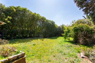 <p><strong>Recent gerenoveerde halfopen bebouwing (2024), bevindt zich in de gegeerde woonwijk “De Kaart” te Brasschaat, een rustige en kindvriendelijke omgeving met een residentieel karakter. De wijk staat bekend om haar aangename woonkwaliteit, verkeersluwe straten en groene omgeving. In de nabije omgeving bevinden zich scholen, lokale handelszaken en verbindingswegen richting Brasschaat centrum en Antwerpen. Bovendien geniet u van diverse fiets- en wandelmogelijkheden in de buurt. <br /><br />Met een bewoonbare oppervlakte van ca. 174m² op een perceel van 717m², combineert de woning comfort met een uitstekende lichtinval en een ruim gevoel. </strong></p>
<p>U betreedt de woning via de ruime INKOMHAL ca. 4,43m x 1,58m die toegang biedt tot een gastentoilet. U loopt door tot de open LEEFRUIMTE ca. 4,26m x 7,36m, die het centrale punt vormt van de woning. Dankzij grote raampartijen geniet u van veel natuurlijk licht en een directe verbinding met de tuin. De tuin is zuidwestgeoriënteerd, waar u heerlijk kan genieten op een zonnige dag.</p>
De ingerichte KEUKEN ca. 6,07m x 2,81m is hoogwaardig afgewerkt met een kookeiland van keramische steen van Brachot, en uitgerust met kwalitatieve AEG-toestellen. De renovatie werd gedaan met oog op kwalitatieve materialen en door de Belgische aannemer, Tilleman totaalprojecten. De keuken van Groep Thys omvat een spoeltafel, vaatwasser, stoomoven, kookplaat met geïntegreerde dampkap en combi-oven. <br />
<p>De eerste verdieping biedt twee ruime SLAAPKAMERS (ca. 15 m² en ca. 14 m²) en een moderne BADKAMER ca. 2,97m x 2,99m met enkele wastafel, inloopdouche en bad om volop te kunnen genieten. Tevens is er een apart gastentoilet voorzien, waar zich ook de aansluiting bevindt voor een wasmachine. <br /><br />De zolderverdieping is toegankelijk via een vaste trap en kan ingericht worden als extra slaapkamer, bureauruimte of hobbykamer, en wordt casco aangeboden. <br /><br />Er is tevens een ruime kelder ca. 21 m².<br /><br /></p>
<p><span><b>Bijzonderheden:<br /></b></span>* Gerenoveerde woning op een ruim en zonnig perceel van ca. 717m²;<br />* Hoogwaardige afwerking en kwalitatieve materialen;<br />* EPC-label: B en 184 kWh/(m² jaar);<br />* De elektricitieit is conform;<b></b><span><br /></span>* Oprit met parkeermogelijkheid voor 3 wagens;<br />* Grote zuidwestgeoriënteerde tuin;<br />* Ruime tuinberging;<br />* Gelegen in een kindvriendelijke en gegeerde buurt;<br />* Stedenbouw in aanvraag;</p>