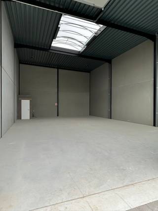 <p>Te huur: modern gesloten handelspand in de Bedrijvenstraat, gelegen in een KMO-zone van Ieper, op een strategische locatie nabij invalswegen.</p>
<p> </p>
<p>Dit nieuwbouwpand (bouwjaar 2025) biedt een uitstekende commerciële zichtbaarheid dankzij de drukke ligging. De locatie in de KMO-zone maakt het ideaal voor ondernemers die willen profiteren van een professioneel netwerk en goede bereikbaarheid. Bovendien is er parkeergelegenheid voorzien, wat het comfort voor klanten en leveranciers verhoogt.</p>
<p> </p>
<p>Belangrijkste ruimtes:<br />• Open handelsruimte met veel mogelijkheden voor inrichting<br />• Parkeerplaats voor klanten en personeel</p>
<p> </p>
<p>Troeven:<br />• Strategische ligging nabij invalswegen<br />• Gelegen in een actieve KMO-zone<br />• Nieuwbouw met moderne voorzieningen</p>
<p> </p>
<p>Neem vandaag nog contact op met je ERA-makelaar voor een bezoek.</p>
<p> </p>
<p>JOUW DROOMHANDELSPAND. ZO GEVONDEN!</p>