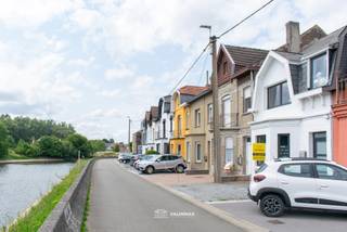 VALIMMAS verkoopt deze mooi en rustig gelegen rijwoning met tuin en uitzicht op de Dender...
Het gelijkvloers bestaat uit een inkomhal, een living, een ingerichte keuken, een badkamer en een wasplaats.
De verdieping herbergt een overloop en twee slaapkamers.
De zolderruimte is bereikbaar via een luik met schuiftrap.
Er is tevens een kelder beschikbaar.
Achteraan bevindt zich een ommuurd terras met toegang naar de tuin.
Dit betreft een eenvoudige, maar degelijke en gezellige rijwoning met het nodige basiscomfort. Ideaal als starterswoning voor jong gezin of alleenstaande.
Mooi en rustig gelegen langsheen het jaagpad aan de Dender, op de grens Affligem en Denderleeuw, en op 1 km van station Denderleeuw. Mobiscore 8/10.
Makkelijke en mooie fietsverbinding langs de Dender naar Aalst, Erembodegem, Ninove en zelfs Geraardsbergen.