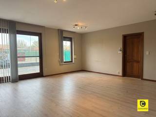 <p><span>Spacieux appartement de 3 chambres à coucher avec jardin à louer à Boom</span></p><p><span>Situé dans un quartier résidentiel calme et facilement accessible, cet appartement de plain-pied avec jardin privé offre une combinaison parfaite de confort, de fonctionnalité et d'équipements pratiques. Il est idéal pour les familles ou les couples à la recherche d'une maison bien entretenue.</span></p><p><span>L'appartement a une surface habitable de 105 m² et comprend trois chambres. Le salon lumineux, doté de grandes fenêtres, donne un accès direct au jardin, ce qui permet de marier harmonieusement l'intérieur et l'extérieur. La cuisine est équipée de placards et d'un espace de travail suffisant pour une utilisation quotidienne. À côté de la cuisine se trouve un espace de rangement pratique.</span></p><p><span>La salle de bains est équipée d'une baignoire, d'un lavabo et d'un branchement pour une machine à laver et un sèche-linge. Les toilettes sont séparées. En outre, il y a un débarras supplémentaire et une place de parking extérieure (location obligatoire pour 50/mois). Les frais généraux s'élèvent à 80 par mois.</span></p><p><span>Avantages supplémentaires :</span></p><ul><li><span>Appartement au rez-de-chaussée </span></li><li><span>Jardin privé </span></li><li><span>3 chambres à coucher </span></li><li><span>place de parking ( € 50 par mois)</span></li><li><span>frais généraux € 80 par mois.</span></li></ul><p><span>Beaucoup de lumière naturelle</span></p>