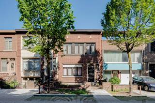 <p><span>In de </span><span>Ridder Van Parijsstraat 38</span><span>, gelegen in een</span><span> rustige en aangename woonwijk in Merksem</span><span>, vinden we deze charmante woning met tal van mogelijkheden. Dankzij de vlotte verbinding naar Antwerpen, nabijheid van winkels, scholen, openbaar vervoer en belangrijke invalswegen, geniet je hier van een uitstekende ligging.</span></p><p><span> </span></p><p><span>Het huis beschikt over een praktische indeling, een gezellige tuin, </span><span>3 slaapkamers</span><span> en een </span><span>bewoonbare oppervlakte van 138m²</span><span>, ideaal voor gezinnen of als investering.</span></p><p><span> </span></p><p><span> </span></p><p><span>Indeling</span></p><p><span> </span></p><p><span>Kelder</span></p><p><span>- Oppervlakte van 48m²</span></p><p><span> </span></p><p><span>Gelijkvloers</span></p><p><span>-Inkomhal</span></p><p><span>-Lichtrijke leefruimte</span></p><p><span>-Eetruimte</span></p><p><span>-Aparte keuken</span></p><p><span>-Apart toilet</span></p><p><span>-Ruime tuin</span></p><p><span>-kelder</span></p><p><span> </span></p><p><span>Eerste verdieping</span></p><p><span>-Slaapkamer 1</span></p><p><span>-Slaapkamer 2</span></p><p><span>-Slaapkamer 3</span></p><p><span>-Badkamer met toilet en ligbad</span></p><p><span> </span></p><p><span>Troeven</span></p><p><span> </span></p><p><span>-Rustige woonwijk in Merksem</span></p><p><span>-Gezellige tuin</span></p><p><span>-3 Volwaardige slaapkamers</span></p><p><span>-Veel potentieel als investering</span></p><p><span>-Praktische indeling met veel ruimte en licht</span></p><p><span> </span></p><p><span> </span></p><p><span>Ben jij geïnteresseerd in dit huis te koop in Merksem, ben je op zoek naar ander vastgoed, een investering of wens je de waarde van jouw eigendom te kennen? Dan ben je bij BOLT Immo aan het juiste adres! Wij helpen jou graag verder.</span></p>