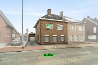 Bent u op zoek naar een ruime woning met commerciële mogelijkheden op een centrale ligging in Zottegem? Dan is deze eigendom zeker een bezoek waard.<br /><br />Op wandelafstand van het centrum van Zottegem bevindt zich deze robuuste driegevelwoning met tal van mogelijkheden. Dankzij de centrale ligging geniet u van een vlotte bereikbaarheid, terwijl u achteraan tot rust komt in de private tuin. <br /><br />Bij het betreden van de woning komt u terecht in een lichtrijke inkomhal die toegang biedt tot de gezellige leefruimte met zithoek en eetplaats. Aansluitend bevindt zich de aparte keuken, die rechtstreeks uitgeeft op het terras en de tuin. Op het gelijkvloers vindt u bovendien een multifunctionele ruimte die perfect kan dienen als praktijkruimte, bureel, kapsalon of andere zelfstandige activiteit. Verder beschikt de woning over een praktische berging en een afzonderlijk toilet.<br /><br />Op de verdieping bevinden zich drie ruime en volwaardige slaapkamers, evenals een reeds vernieuwde badkamer. Via een valluik bereikt u de zolderverdieping, die ideaal is als extra bergruimte. Daarnaast beschikt de woning nog over een droge kelder.<br /><br />Buiten geniet u van een private tuin met groen uitzicht, een oprit en een ruime garage, wat zorgt voor voldoende parkeergelegenheid en opslagruimte.<br /><br />Interesse in deze woning? Neem gerust contact met ons op voor meer informatie of een bezoek ter plaatse. Wenst u zelf uw eigendom te verkopen? Wij komen graag vrijblijvend langs voor een professionele waardebepaling.<br /><br />