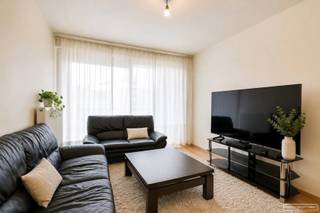 Ben je op zoek naar een interessant investeringsappartement of een instapklaar appartement op een centrale locatie in Waregem? Dan is dit recente appartement (bouwjaar 2013) zeker een bezoek waard. Dankzij de gunstige ligging en de huidige stabiele huurinkomsten vormt dit appartement een aantrekkelijke opportuniteit voor zowel investeerders als wie op zoek is naar een eerste eigen appartement.<br /><br />Het appartement bevindt zich <strong>op de eerste verdieping</strong> van een verzorgde residentie met <strong>lift</strong>. Via de <strong>inkomhal met gastentoilet</strong> kom je terecht in de<strong> lichtrijke leefruimte</strong> met aansluitend een uitgeruste keuken voorzien van frigo, microgolf, kookplaat en spoelbak. Vanuit de leefruimte heb je toegang tot het <strong>westgerichte terras</strong>, waar je heerlijk kunt genieten van de namiddag- en avondzon alsook een open zicht. Verder beschikt het appartement over een <strong>badkamer met ligbad en lavabo en twee volwaardige slaapkamers.</strong> Een extra troef is dat <strong>beide slaapkamers toegang hebben tot een eigen terras.</strong><br /><br />Bijkomend bestaat de <strong>mogelijkheid om een ondergrondse autostaanplaats aan te kopen voor 13.000 euro</strong>. Voor bezoekers is er bovendien voldoende parkeergelegenheid aanwezig in de straat.
<h3>Locatie</h3>
Dit appartement geniet van een uitstekende ligging in het centrum van Waregem. Scholen, winkels, supermarkten, sportinfrastructuur, horeca en openbaar vervoer bevinden zich op wandelafstand, waardoor je alle dagelijkse voorzieningen binnen handbereik hebt.

<h3>Interesse? Ontdek dit appartement tijdens het bezoekmoment op woensdag 17 juni.</h3>
Wil je erbij zijn? Kies op onze website een tijdsslot naar keuze door te klikken op de zwarte knop 'maak een afspraak'. Heb je verder vragen? Stel ze gerust aan Sarah via sarah@maesconceptimmo.be.<br /><br />De vermelde prijs is een richtprijs. Elk bod wordt voorgelegd aan de eigenaar, die zich het recht voorbehoudt een bod al dan niet te aanvaarden.<br />Deze transactie betreft een overdracht van het recht van erfpacht.