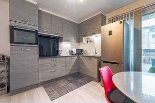 Vandaag nemen we je mee naar hartje Bornem, waar we dit verzorgd appartement terugvinden. Dankzij de praktische indeling en aangename ligging is dit appartement bijzonder interessant voor wie op zoek is naar een goede investering voor verhuur.<br /><br />Via de inkomhal bereiken we de ruime leefruimte met volledig geïnstalleerde, open keuken. Vanuit de leefruimte heb je rechtstreeks toegang tot het aangename terras. Genieten van een aperitief was nog nooit zo aangenaam.<br /><br />De hal geeft daarnaast toegang tot een ruime berging, een afzonderlijk toilet en de ruime slaapkamer. Aansluitend aan de slaapkamer bevindt zich de badkamer, uitgerust met een douche, dubbele lavabo en handdoekdroger.<br /><br />In de ondergrondse verdieping vinden we nog een autostaanplaats en een privatieve berging terug, inbegrepen in de prijs.<br /><br />Het appartement wordt momenteel verhuurd en biedt dus onmiddellijk rendement.<br /><br />Ben je op zoek naar een volledig uitgerust appartement?<br />Contacteer ons gerust via bryann@julimmo.be of 0492 86 51 03.