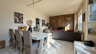 De woning omvat een ruime en lichtrijke leefruimte, een ingerichte keuken en een badkamer op de tussenverdieping (voute), voorzien van een ligbad, toilet en lavabomeubel. Op de eerste verdieping bevinden zich twee slaapkamers. Daarnaast beschikt de woning over een praktische kelder.<br /><br />Buiten vindt u een ruim terras en een grote, zonnige volledig afgesloten tuin met buitenberging. Deze berging is ook rechtstreeks bereikbaar vanaf de straat, wat bijzonder handig is voor het stallen van fietsen, het plaatsen van vuilnisbakken of het opbergen van tuingerief.<br /><br />De eigenaars zullen vóór de intrek nog verschillende opfrissingswerken uitvoeren, waaronder schilderwerken, de plaatsing van een nieuw badkamermeubel en de installatie van een douchewand/-voorziening aan het bad. <br /><br />- 8 zonnepanelen <br />- rolluiken