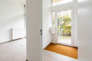 Goed gelegen handels gelijkvloers met grote raampartijenIdeaal voor kantoorruimte, vrije beroepen, praktijkruimte, …! Het is zeer centraal gelegen en...