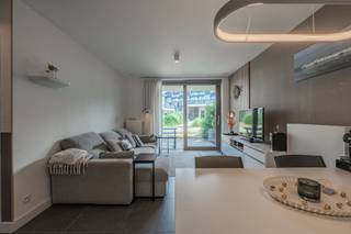 Schitterend gelijkvloers appartement met een slaapkamer en zonneterras te koop in Westende, Vakantiestraat 4A, in de recente Residentie West Bay (2022)! U bevindt zich vlak bij het strand, Westende-Bad en Westende-Dorp.<br /><br />Indeling:<br />- inkomhall met ingebouwde vestiairekast<br />- apart toilet<br />- lichtrijke leefruimte met toegang tot het terras<br />- open geïnstalleerde keuken voorzien van o.a. kookplaat met dampkap, vaatwas, koelkast met vriesvakje en combi-oven<br />- ruim zongericht terras<br />- badkamer met douche en lavabo<br />- ruime slaapkamer<br /><br />Troeven:<br />- ideale locatie vlakbij zee en strand!<br />- recent bouwjaar (2022)<br />- rustig domein (autoluw)<br />- EPC label A!<br />- conforme elektrische installatie<br />- kwalitatieve materialen<br />- mogelijkheid tot gebruik natuurzwembad<br />- handelszaken in de onmiddellijke omgeving<br /><br />Interesse in dit recent één slaapkamer appartement gelegen op de gelijkvloerse verdieping van de jonge residentie West Bay te Westende? Contacteer ons kantoor voor uw plaatsbezoek!<br /><br />Bestuursmaatregelen in het maatregelenregister: nee