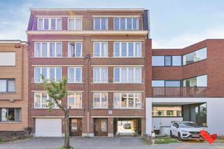 <p>Gelegen aan de begeerde Koning Albertlaan in Kessel-Lo biedt dit solide appartementsgebouw met 4 units, van elk een 80 m², en 20 garageboxen een zeldzame investeringsopportuniteit. De locatie garandeert vlotte bereikbaarheid én blijvende aantrekkingskracht voor bewoners of huurders.<br /><br /><br />De Koning Albertlaan ligt in een residentiële en tegelijk levendige buurt van Kessel-Lo, vlakbij Leuven. Deze ligging combineert rust met bereikbaarheid: winkels, scholen en openbaar vervoer bevinden zich op wandelafstand. Het station van Leuven, sportfaciliteiten en het Provinciedomein liggen op een boogscheut, wat de aantrekkingskracht voor zowel bewoners als huurders versterkt. Dankzij de nabijheid van grote invalswegen (E314, Tiense- en Diestsesteenweg) is dit een bijzonder strategische locatie voor wie wil wonen of investeren in de directe rand van Leuven.<br /><br /></p>
<p>Het gebouw is structureel in goede staat, maar vraagt om een opfrissing. Zowel de appartementen als de garageboxen kunnen met een gerichte renovatie worden opgetild naar een hedendaags niveau dat aansluit bij de huidige marktvraag.<br /><br /></p>
<p>Voor ontwikkelaars biedt dit pand stevige herontwikkelingsmogelijkheden, bijvoorbeeld via opsplitsing, verhuring of reconversie. Particuliere investeerders vinden hier een solide basis voor een mooie en stabiele meeropbrengst.<br /><br /></p>
<p>Kortom: wie vandaag durft te investeren in een gebouw met toekomstwaarde, legt hier de basis voor een sterk rendement. Ideaal voor wie visie heeft én kansen herkent op een toplocatie als deze.<br /><br /><br />Voor meer info en voor het bekijken van de mogelijkheden, contacteer: bvm-vastgoed op 016 23 21 45 of via info@bvm-vastgoed.be .</p>
<p></p>
<p></p>