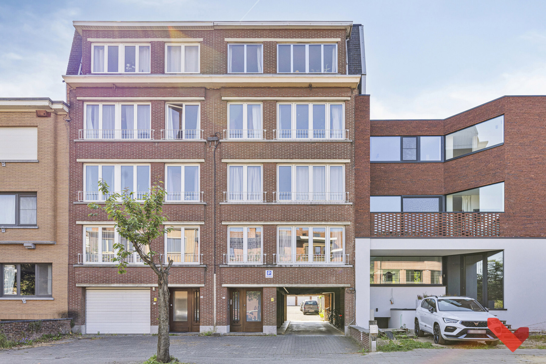 Appartementsgebouw met 4 units en 20 garageboxen - foto 1