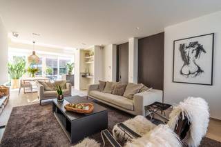 Bent u op zoek naar een exclusieve woonst in het centrum van Torhout? Deze prachtige en uitzonderlijk ruime woning combineert stijlvol wonen met...