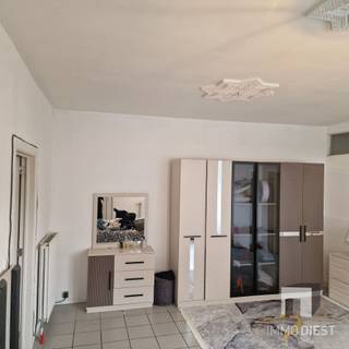 <p><span>Ontdek deze handelsruimte met woonst in Diest! Met een totale oppervlakte van 97m² biedt dit pand mogelijkheden voor diverse commerciële doeleinden.</span></p><p><span> </span></p><p><span>**Belangrijkste kenmerken van het pand:**</span></p><p><span> </span></p><p><span>1. **Ruimte**: Met een oppervlakte van 97m², biedt dit pand ruimte voor diverse commerciële activiteiten. De grote etalages zorgen voor een uitstekende zichtbaarheid en natuurlijke lichtinval.</span></p><p><span> </span></p><p><span>2. **Garages**: Het pand beschikt over maar liefst 3 garages en 2 bergingen, een zeldzaamheid in het centrum van de stad. Dit biedt niet alleen parkeergelegenheid, maar kan ook dienen als opslagruimte.</span></p><p><span> </span></p><p><span>3. **Flexibele indeling**: De ruime en open opzet van het pand maakt het gemakkelijk aan te passen aan uw specifieke behoeften en wensen. U kunt de ruimte naar eigen inzicht inrichten en optimaliseren.</span></p><p><span> </span></p><p><span>4. **Functionele voorzieningen**: Het pand is voorzien van radiatoren voor verwarming en een goed uitgeruste badkamer met moderne voorzieningen. Dit zorgt voor een comfortabel verblijf voor zowel u als uw medewerkers.</span></p><p><span> </span></p><p><span>5. **Strategische ligging**: Gelegen in een drukke straat van Diest, biedt dit pand een uitstekende toegankelijkheid en zichtbaarheid. Uw bedrijf zal profiteren van de levendige omgeving en de nabijheid van andere lokale ondernemingen.</span></p><p><span> </span></p><p><span>EPC: C</span></p><p><span>Asbestveilig.</span></p><p><span> </span></p><p><span>Dit pand is een uitstekende gelegenheid voor ondernemers die op zoek zijn naar ruimte en een goede locatie in Diest. </span></p><p><span> </span></p><p><span>Neem vandaag nog contact met ons op voor meer informatie of een bezichtiging!</span></p><p><span>Bel Immo Diest: 013 31 25 22.</span></p>