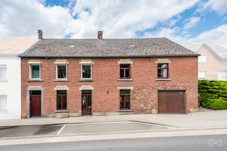 Gelegen in Jandrain-Jandrenouille, hoewel dicht bij voorzieningen, zal dit ruime huis met 3 facades van 214 m2 woonoppervlak u verleiden met...