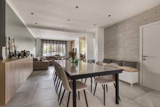 Hedendaagse instapklare 3-gevelwoning met grote tuin, overdekt terras en vijver. Op zoek naar een woning die rust en groen combineert met een...