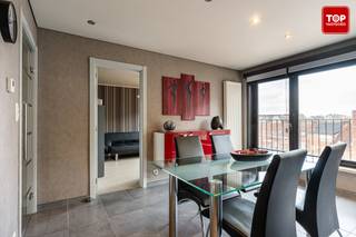 <p>Dit appartement is gunstig gelegen in Deinze, op wandelafstand van het station. Ideaal voor wie dagelijks pendelt of graag alles binnen handbereik heeft. Winkels, scholen en openbaar vervoer bevinden zich vlakbij, terwijl je toch rustig woont. Een centrale ligging met een vlotte verbinding naar Gent en andere steden.</p>
<p></p>
<p>Het appartement is volledig instapklaar. Je komt binnen in een lichtrijke woonkamer met open keuken, een aangename leefruimte waar je je meteen thuis voelt. Dankzij de grote raampartijen geniet je hier van veel natuurlijk licht. Verder is er een moderne badkamer bestaande uit een toilet, lavabo, een bad met douchemogelijkheid en ook aansluiting wasmachine en droogkast.</p>
<p></p>
<p>Verder zijn er twee volwaardige slaapkamers en een aparte dressing, wat zorgt voor extra comfort en bergruimte. Het appartement beschikt bovendien over een goede EPC-score, wat betekent dat je energiezuinig woont.</p>
<p>Extra troef: bij het appartement hoort ook een garage, wat zorgt voor extra gemak naar stockageruimte of het plaatsen van fietsen en vuilbakken.</p>
<p>Kortom, een praktisch en verzorgd appartement op een toplocatie, ideaal voor starters, koppels of investeerders.<br /><br />Contacteer Topvastgoed voor een bezoek op 0475 700 700</p>