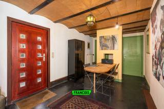 !!! BEZOEKDAGEN VOLZET - INSCHRIJVEN KAN OP DE WACHTLIJST !!!<br /><br />In de Schoolstraat in Gijzenzele, stellen wij u deze karaktervolle open bebouwing voor. Deze is gelegen nabij verschillende invalswegen en heeft hierdoor een perfecte bereikbaarheid. Bij het betreden van de woning komt u in de ruime inkomhal met toegang tot de lichtrijke leefruimte. Aanpalend bevind zich de uitgeruste keuken.<br /><br />Verder is er nog een berging en een ruim atelier op het gelijkvloers dat voor verschillende doeleinden kan dienen. <br /><br />Op het verdiep zijn er 3 slaapkamers en een badkamer met ligbad, toilet en dubbele lavabo. <br /><br />Tot slot geniet deze eigendom nog van een gezellige tuin die u de hele dag zon kan bieden, zonnepanelen en een thuisbatterij! <br /><br />Interesse in deze woning? Neem dan zeker contact op en plan uw bezoek in op het bezoekmoment.<br /><br />