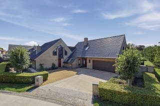 <p>Deze exclusieve woning bevindt zich in de Klokhofstraat, op een rustige ligging net buiten het centrum van Veurne. Door die ligging krijg je het beste van 2 werelden. Vlotte bereikbaarheid en prachtige vergezichten over Veurnse velden. </p>
<p>Via de inkomhal met apart toilet kom je in de ruime leefruimte met een afzonderlijke eetkamer en een volledig uitgeruste keuken met kwalitatieve toestellen. Daarnaast is er een praktische berging en een aparte bureauruimte aanwezig.</p>
<p>Naast het bureau bevindt zich de wellnessruimte met zwembad, bar en jacuzzi. Hier zijn eveneens een apart toilet en twee kleedruimtes met een douche voorzien.</p>
<p>Op de bovenverdieping bevinden zich vier slaapkamers, drie badkamers en een afzonderlijk toilet. De ruime masterbedroom beschikt over een eigen dressing en ensuite badkamer. </p>
<p>Verder heeft de woning nog een dubbele garage, een zolder en werd ze volledig onderkelderd, wat zorgt voor heel wat extra ruimte.</p>
<p>Buiten geniet je van een zongerichte tuin met verschillende terrassen, ideaal om in alle rust te ontspannen en te genieten.<br /><br />Troeven: </p>
<ul><li>Grote tuin zonder inkijk</li><li>Oninneembare vergezichten </li><li>Zonnepanelen met een vermogen van 10 KW</li><li>Zwembad met jacuzzi en bar</li><li>Rustige buurt, dicht bij het centrum </li></ul>
Interesse? Contacteer ons via 058 31 58 58 of via hanne.huyghe@era.be