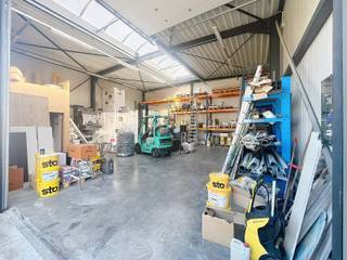 Centraal gelegen, Bouwgrond + Magazijn (144 m²) !Op een uitstekende locatie langs de Grote Baan te Herdersem, de verbindingsweg tussen Herdersem en...