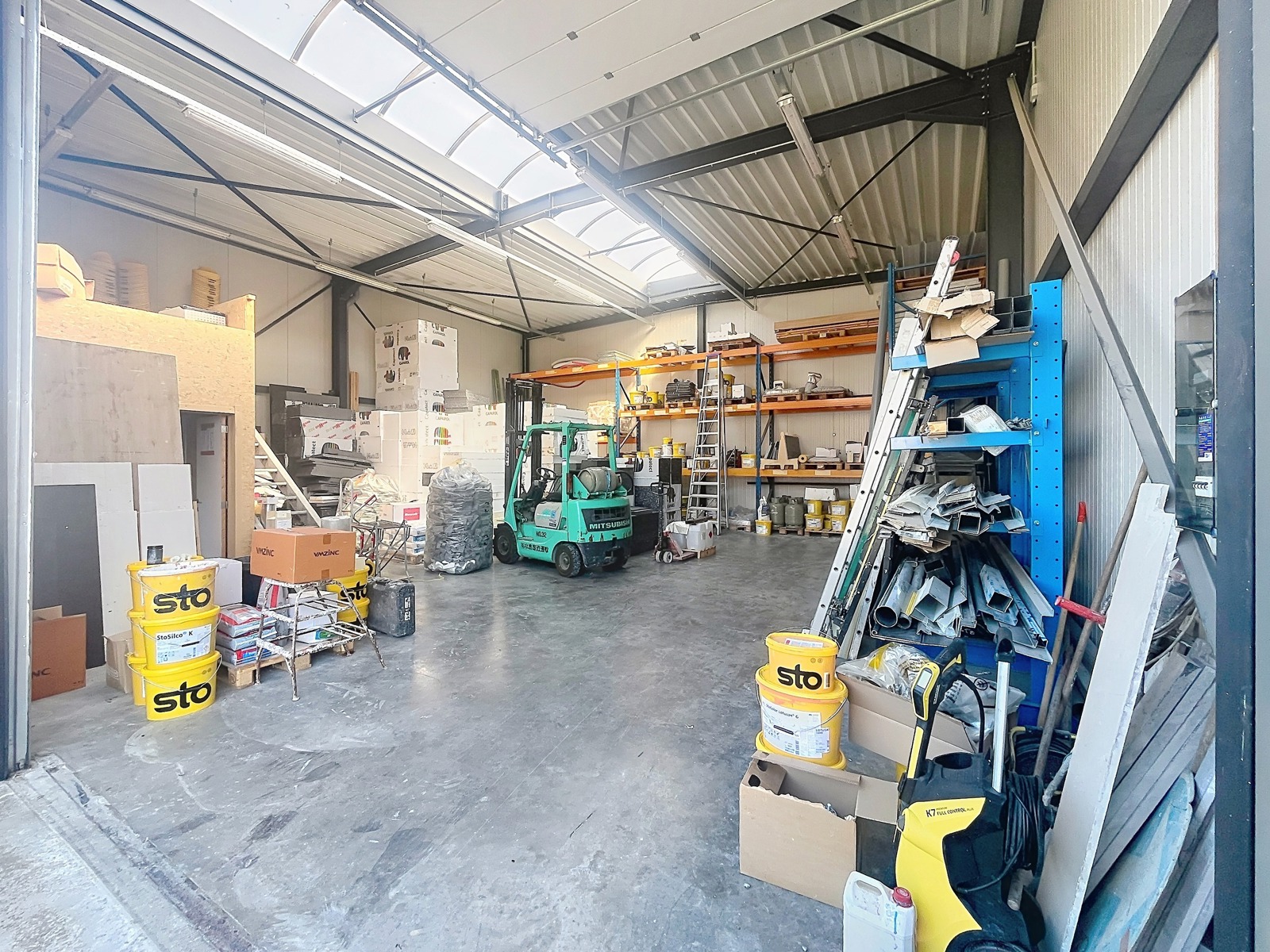 Centraal gelegen, Bouwgrond + Magazijn (144 m²) ! - foto 3