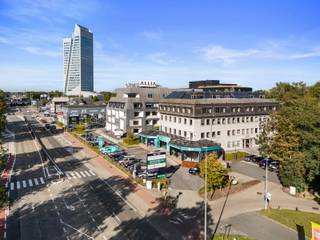 IN SAMENWERKING MET RELIPLAN NEDERLAND<br />
<p>Instapklare kantooretage te koop – Kortrijksesteenweg 1060, Gent (Sint-Denijs-Westrem).</p>
<p>Op een zichtlocatie langs een van de belangrijkste invalswegen van Gent en vlak bij de E40 vindt u deze representatieve kantoorverdieping van ca. 418 m² met 5 privatieve parkeerplaatsen. De ligging combineert maximale bereikbaarheid met zichtbaarheid: de tram en Park+Ride zijn op wandelafstand, station Gent-Sint-Pieters ligt op enkele minuten.</p>
<p>Het gebouw (1981) werd in 2015 grondig gerenoveerd. De indeling biedt een royale centrale zaal met hoogcapaciteitsventilatie, meerdere lichtvriendelijke kantoren en vergaderruimtes, multifunctionele lokalen, een volwaardige keuken en een verzorgd sanitair blok. Dankzij de flexibele structuur is de ruimte inzetbaar als kantooromgeving, diensten- of vergaderlocatie, maar ook voor sociaal-culturele bijeenkomsten.</p>
<p>De afwerking omvat parketvloeren, verlaagde plafonds met geïntegreerde verlichting, databekabeling, ingemaakte kasten en aluminium ramen met dubbele beglazing. Toegang en veiligheid zijn voorzien via videofoon, alarmsysteem en gepantserde inkomdeur.<br /><br />Ontdek de mogelijkheden en plan uw bezoek.</p>