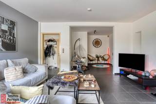 In het bruisende hart van Aarschot, op wandelafstand van het station, winkels, horeca en andere voorzieningen, vinden we dit kleinschalige gebouw met twee afzonderlijke, instapklare appartementen – een unieke kans voor investeerders.<br /><br /><strong><u>INDELING:</u></strong><br /><br /><strong>Appartement op de 1<sup>ste</sup> verdieping:</strong> hal, leefruimte, geïnstalleerde keuken, wasplaats, 2 slaapkamers, badkamer met douche.<br /><br /><strong>Duplex op de 2<sup>de</sup> verdieping:</strong> hal, leefruimte, geïnstalleerde keuken, berging, toilet, badkamer met ligbad.<br /><strong> op de 3<sup>de</sup> verdieping:</strong> mezzanine, 2 slaapkamers.<br /><br /><br />