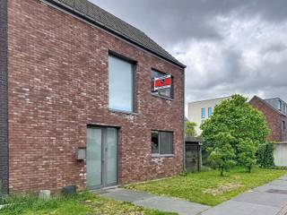 <p><strong>Lichtrijke gezinswoning met tuin in de jonge woonwijk Regatta – Antwerpen Linkeroever</strong></p>
<p>In de Caravellestraat, in de gegeerde en kindvriendelijke woonwijk Regatta op de Antwerpse Linkeroever, vindt u deze verzorgde en lichtrijke gezinswoning. De woning is gelegen op wandelafstand van het Galgenweel en geniet van een vlotte verbinding naar het centrum van Antwerpen via tram, trein, fiets of wagen. De Regattawijk staat bekend om haar moderne architectuur, rustige woonomgeving, veel groen en familiale sfeer.</p>
<p><strong><br />Indeling</strong></p>
<p><strong>Gelijkvloers</strong></p>
<ul>
<li>Inkomhal met gastentoilet</li>
<li>Praktische bergruimte met aansluiting voor wasmachine en cv-installatie op aardgas.</li>
<li>Lichtrijke woonkamer met groot schuifraam en zicht op de tuin.</li>
<li>Open keuken voorzien van alle comfort.</li>
<li>Aansluitende voorraadberging naast de keuken.</li>
</ul>
<p><strong><br />Eerste verdieping</strong></p>
<ul>
<li>Drie slaapkamers.</li>
<li>Apart nachttoilet.</li>
<li>Badkamer met douche, ligbad en dubbele lavabo in meubel.</li>
</ul>
<p><strong><br />Zolder</strong></p>
<ul>
<li>Praktische zolderruimte bereikbaar via vlizotrap, de ideale bergruimte.</li>
</ul>
<p><strong><br />Troeven</strong></p>
<ul>
<li>Jonge en kindvriendelijke woonwijk Regatta</li>
<li>Nabij het Galgenweel en verschillende wandel- en fietsroutes</li>
<li>Lichte woning</li>
<li>Moderne woning met hedendaags comfort</li>
<li>Aangename parketvloer die doorheen quasi de volledige woning werd doorgetrokken</li>
<li>Vlotte verbinding naar Antwerpen centrum via tram en wagen</li>
<li>Parking eventueel te huur in de directe omgeving</li>
</ul>
<p><strong><br />Huursituatie<br /></strong>De woning is momenteel verhuurd.<br />Opzegbaar voor eigen bewoning mits een opzegtermijn van 6 maanden.</p>
<ul>
<li>Start huurovereenkomst: 01/10/2022</li>
<li>Oorspronkelijke huurprijs: €1.290/maand</li>
<li>Geïndexeerde huurprijs: €1.426/maand</li>
</ul>
<p><br />Foto’s werden genomen vóór aanvang van de huurovereenkomst.</p>
<p>Interesse? Contacteer ons gerust voor meer informatie of een bezoek ter plaatse.</p>
