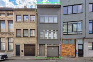 Deze perfect instapklare woning met garage te koop is gelegen in de Vliegenstraat, op slechts enkele minuten wandelen van Antwerpen centrum...