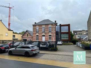 <p><span>Kantoorruimte te huur in het centrum van Sint-Katelijne-Waver</span></p><p><span>Op zoek naar een nieuwe en moderne werkplek vlakbij het centrum van Sint Katelijne Waver en vlakbij belangrijke invalswegen naar Antwerpen-Brussel-Leuven? Dan is dit zeker wat u zoekt. </span></p><p><span>Het oude Rozenhof werd recentelijk gerenoveerd en het bijgebouw, in cortenstaal constructie, werd recentelijk bijgebouwd. In dit bijgebouw bevindt zich op het gelijkvloers de gemeenschappelijke keuken, vergaderzaal/eetzaal en de toiletten.</span></p><p><span>Op het eerste verdiep van deze moderne aanbouw staat dit prachtig kantoor te huur. Uzelf en de bezoekers kunnen parkeren op de privatieve parking (met laadpaal).</span></p><p><span>De verhuring van dit kantoor geldt als een dienstverlening. Wat wil zeggen dat de prijs inclusief elektriciteit, verwarming en water is. (De huur komt op factuur aan 1350 euro/ maand exclusief BTW)</span></p><p><span>Interesse? Aarzel niet om ons te contacteren! (info@demakelaardij.be of 015/20.20.82)</span></p><p><span> </span></p><p><span> </span></p>